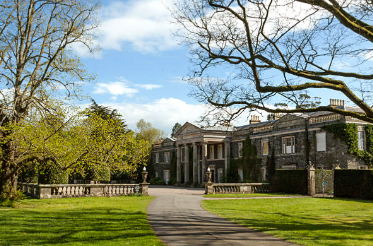 Choinnigh an Dún fréamhacha láidre Éireannacha, agus an Ghaeilge i réim go dtí an 17ú haois