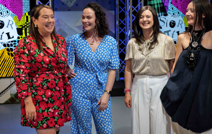 Ar Síorstíl: Sinéad Ní Uallacháin (Láithreoir) Póilín Nic Géidigh (Aoi moltóir), Ãndría Uí Thaidhg (Moltóir) & Deirdre Allen (Moltóir)