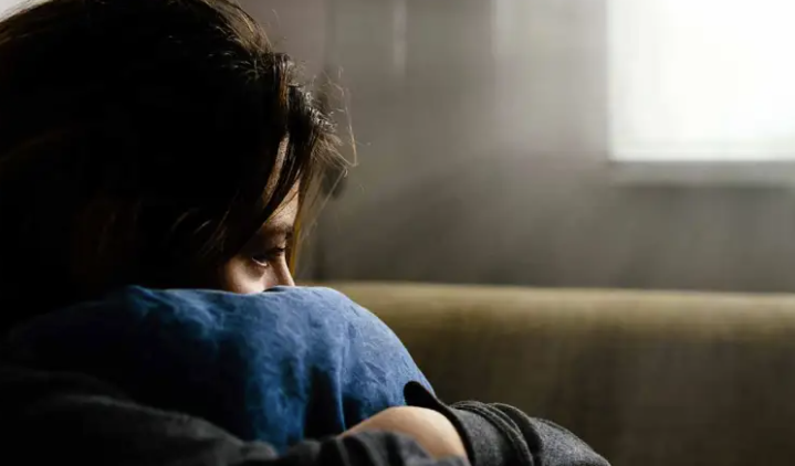 Má bhraitheann tú síos leis, b’fhéidir gur fiú triail a bhaint as sos gearr a thógáil ó na meáin shóisialta