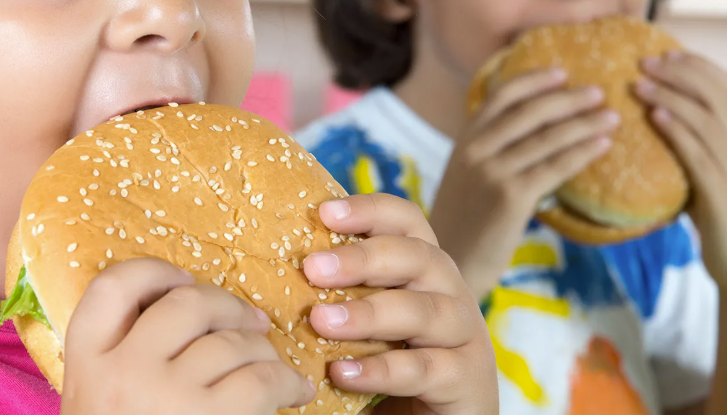 I dtíortha cosúil leis na Stáit Aontaithe agus an Bhreatain, is ionann bianna ultraphróiseáilte agus níos mó ná leath de na calraí laethúla anois