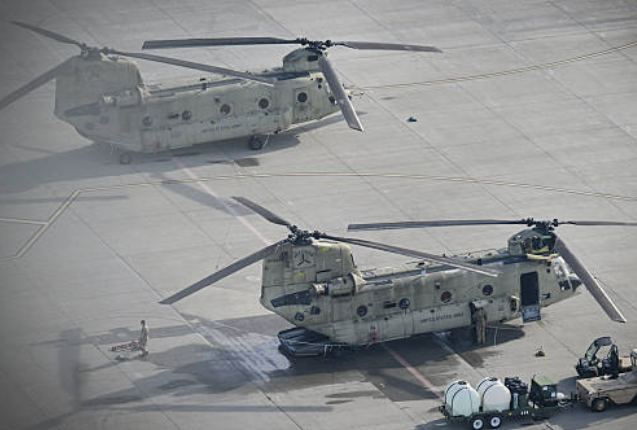 Héileacaptair Chinook ag RAF Fairford i Gloucestershire