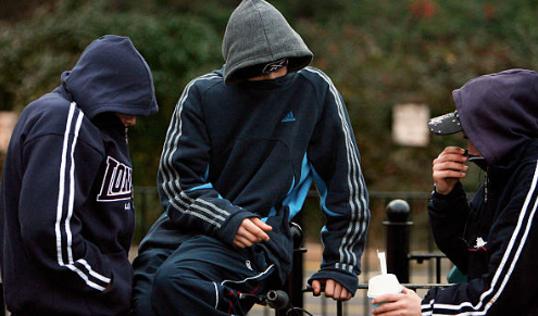 Táthar ag iarraidh ar scoileanna oibriú go dlúth le teaghlaigh