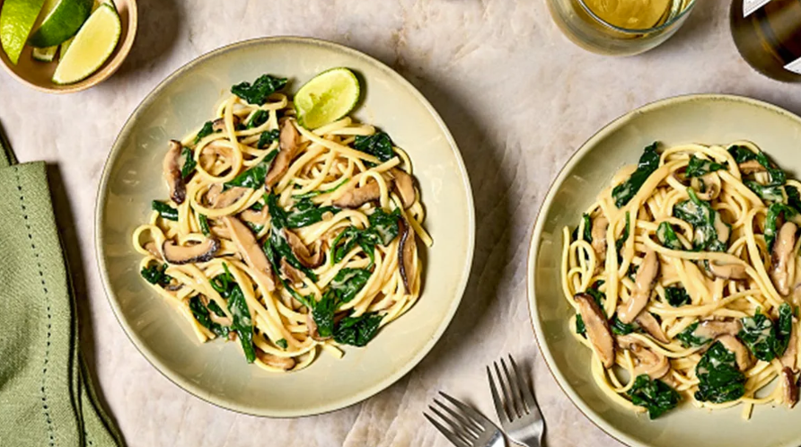 Is féidir comhábhair ar nós oinniúin, cairéid, piobair, trátaí nó spionáiste a mheascadh isteach in anlainn pasta