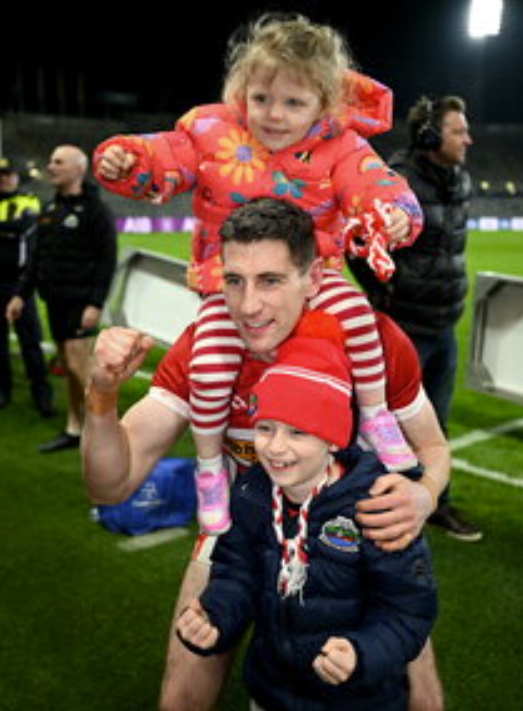 Captaen leis Daingean Paul Geaney agus a iníon Christina agus a mhac Páidí, garchlann le sárimreoir Chiarraí agus bainisteoir Páidí Ó Sé, nach maireann. Pic: Ray McManus/Sportsfile