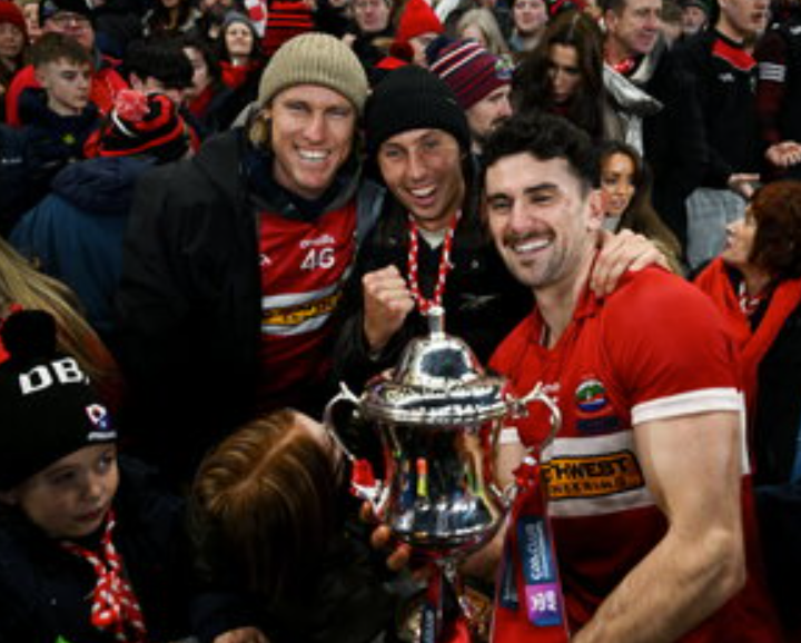 Comhghairdeas déanta ag imreoirí Geelong, Mark Blicas agus Jack Henry, le Mark O'Connor as an Daingean. Pictiúr: Ray McManus/Sportsfile