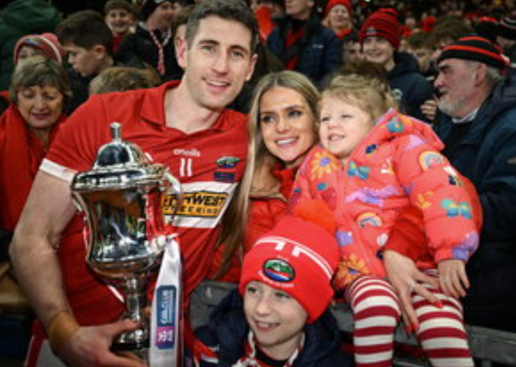 Captaen leis Daingean Paul Geaney, a bhean chéile Siún, agus a iníon Christina agus a mhac Páidí, garchlann le sárimreoir Chiarraí agus bainisteoir Páidí Ó Sé, nach maireann. Pic: Ray McManus/Sportsfile