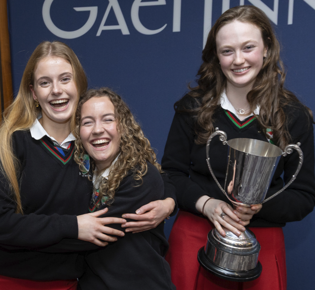 Foireann shinsir Ghaelcholáiste Luimnigh, Ava Ryan, Lia O’Donoghue agus Neasa Ní Ifirneáin ag ceiliúradh a mbua
