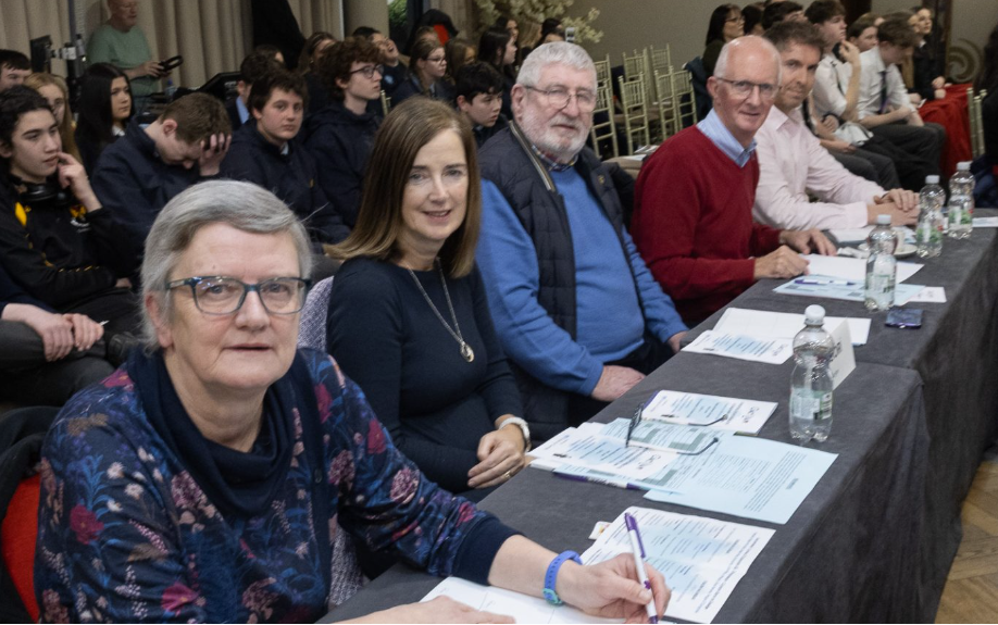 
Na moltóirív ag Craobh na hÉireann de Chomórtas Díospóireachta Uí Chadhain ; Áine Hensey, Eileen Mc Evilly, Liam Mac a’ Mhaoir, Féilim Mac Donncha agus Fergus Ó Conghaile
