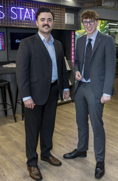 Barra Ó hÉanacháin agus Muiris Ó Cearbhaill in oifig ExtraG
