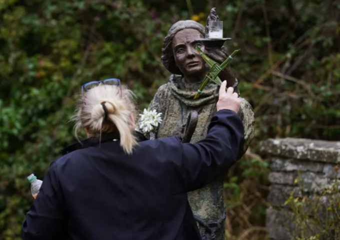 Bhí tábhacht Chros Naomh Bríd ag baint le tábhacht Chaitliceach agus págánach araon.