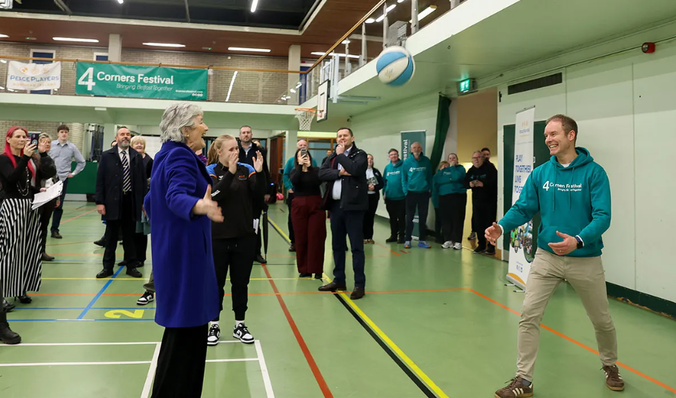 An tUachtarán Catherine Connolly ag imirt cispheil in Ollscoil na Banríona. Pictiúr: Tony Maxwell