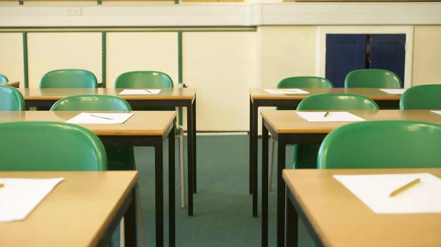 De réir thuairisc RTÉ, thit líon na ndaltaí i mbunscoileanna faoi bheagnach 4,000 anuraidh 