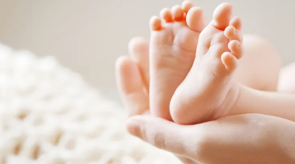 D'fhan an leanbh faoi chúram a mháthar san ospidéal máithreachais ar feadh deich lá