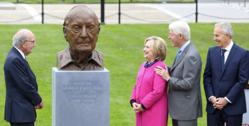 George Mitchell, Hillary Clinton, Bill Clinton agus Tony Blair leis an dealbh