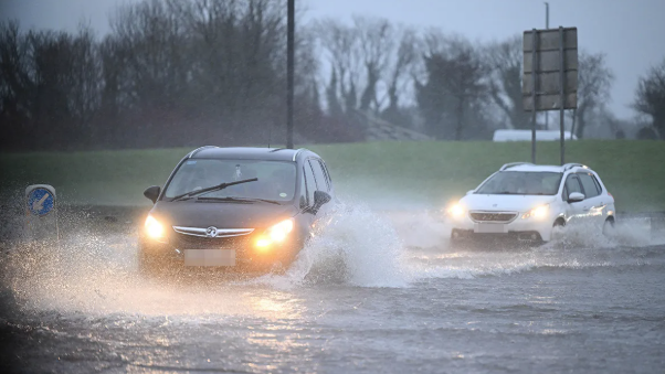 Tá bóithre blocáilte mar gheall ar na tuilte agus tá sé ag dul in olcas.