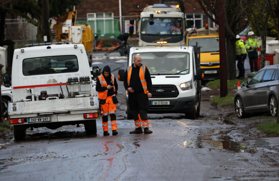 Oibrithe ag Grange Park, Ráth Fearnáin, i mBaile Átha Cliath agus an glanadh i ndiaidh na dtuilte ag leanúint ar aghaidh. Grianghraf: Colin Keegan, Gníomhaireacht Grianghrafadóireachta Collins, Baile Átha Cliath.