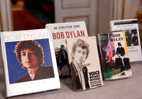 Earraí faoi Bob Dylan atá ar díol