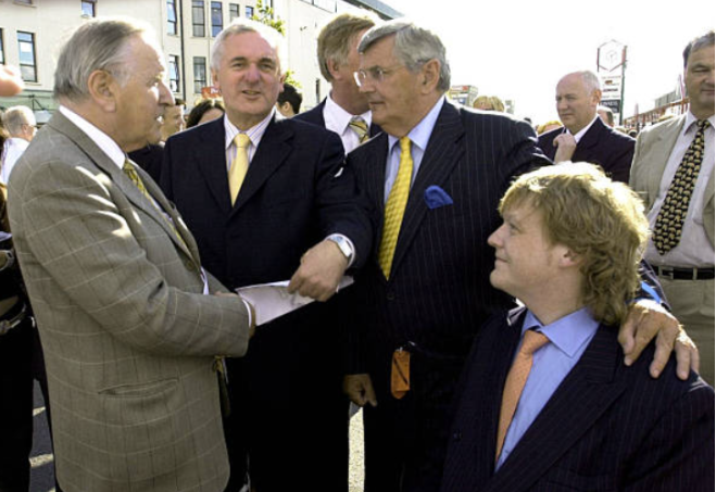 An Taoiseach, ag an am, Bertie Ahern leis an iar-Thaoiseach Albert Reynolds, ar chlé, agus an t-iar-Choimisinéir Ray McSharry le Brian Crowley FPE ag Rásaí na Gaillimhe. Pic Pat Murphy / SPORTSFILE (Sportsfile/Corbis/Sportsfile via Getty Images