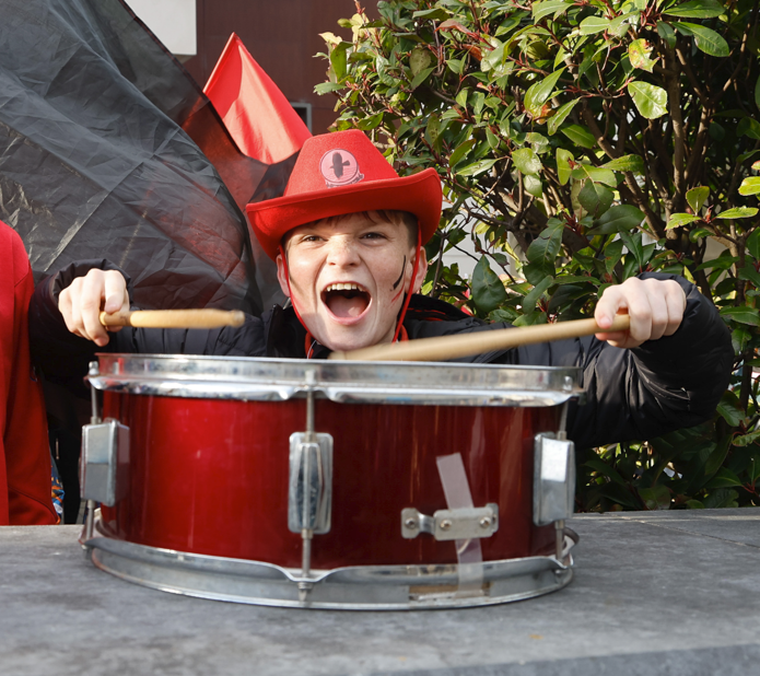 Lead óg ag bualadh druma ar son na Ceathrún Rua
