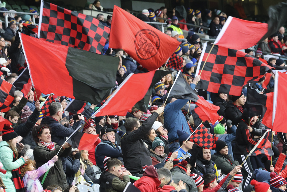 Dearg le háthas. Na sluaite ó Ghaeltacht Chonamara ag an gcluiche ceannais
