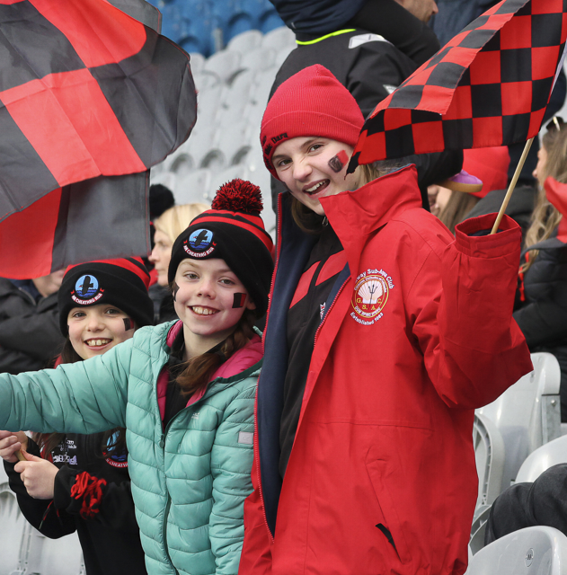 Páistí bródúla na Ceathrún Rua ar an lá mór i bPáirc an Chrócaigh. Grianghraf ón leabhar 