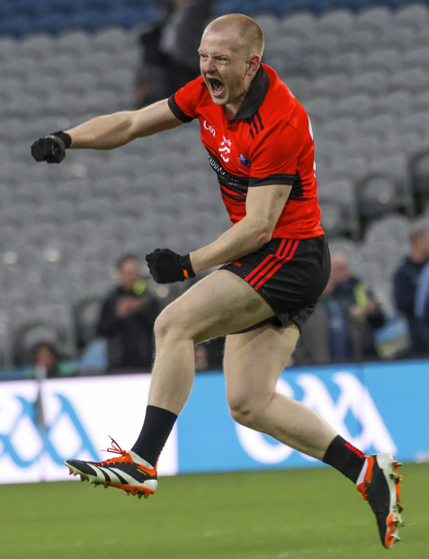 Léim le háthas. Seán Ó Loideáin ag ceiliúradh an scór cinniúnach a thabharfadh craobh na hÉireann go dtí an Cheathrú Rua don chéad uair riamh