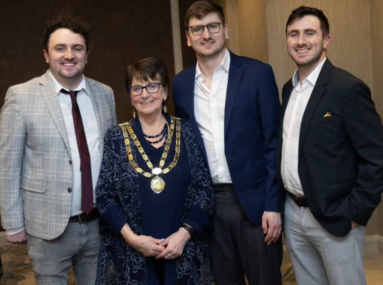 An tUachtarán nua Áine Ní Ghlinn lena clann Conall, Niall agus Seán Mac Dhonnagáin
