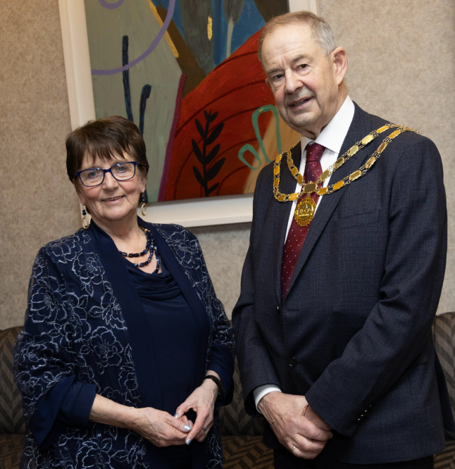 Uachtarán 2025 Éamoin Ó Cuív le Áine Ní Ghlinn
