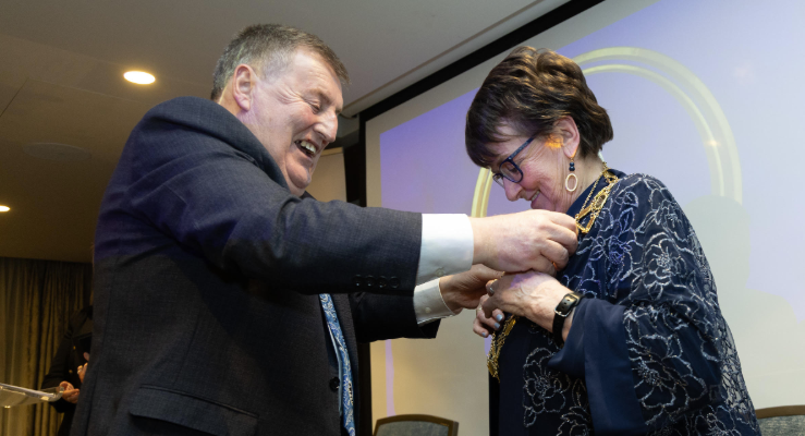 Slabhra na hoifige á chur ar Áine Ní Ghlinn ag Stiofán Ó Móráin, Cathaoirleach an Oireachtais
