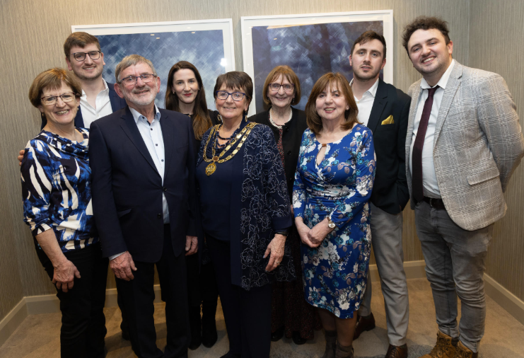  Ó chlé chun tosaigh: Gráinne Uí Ghloinn, Micheál Mac Ghloinn, Aoife Ní Ghloinn, Gráinne Uí Ghloinn agus Córa Ní Ghloinn. Ar chúl tá Conall, Niall agus Seán Mac Dhonnagáin