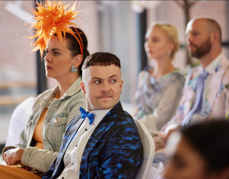 Alex Murphy mar Conor MacSweeney i The Young Offenders. Pictiur RTECurtha ar fail