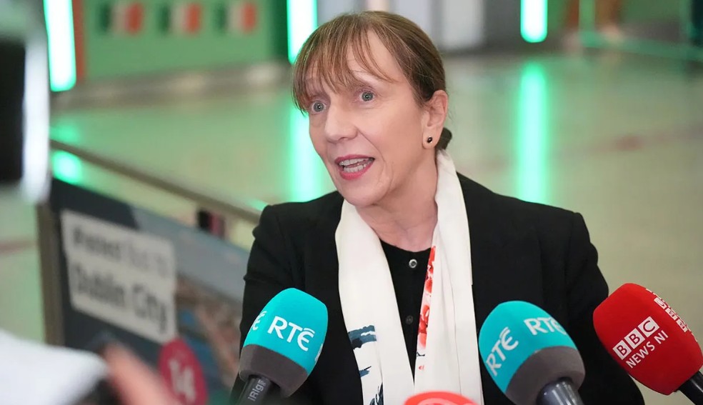 Sroicheann Gina Quinn, as Baile Átha Cliath, Aerfort Bhaile Átha Cliath ar eitilt ó Dubai sna hAontas na nÉimíríochtaí Arabacha. Pictiúr: Niall Carson/PA Wire  