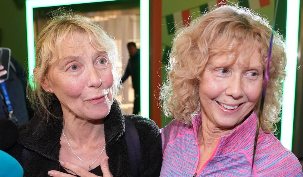 Chuir Elaine Gleeson ar dheis o Luimneach failte mhor roimh Norita Geary ar chle. Pictiur Niall CarsonPA Wire