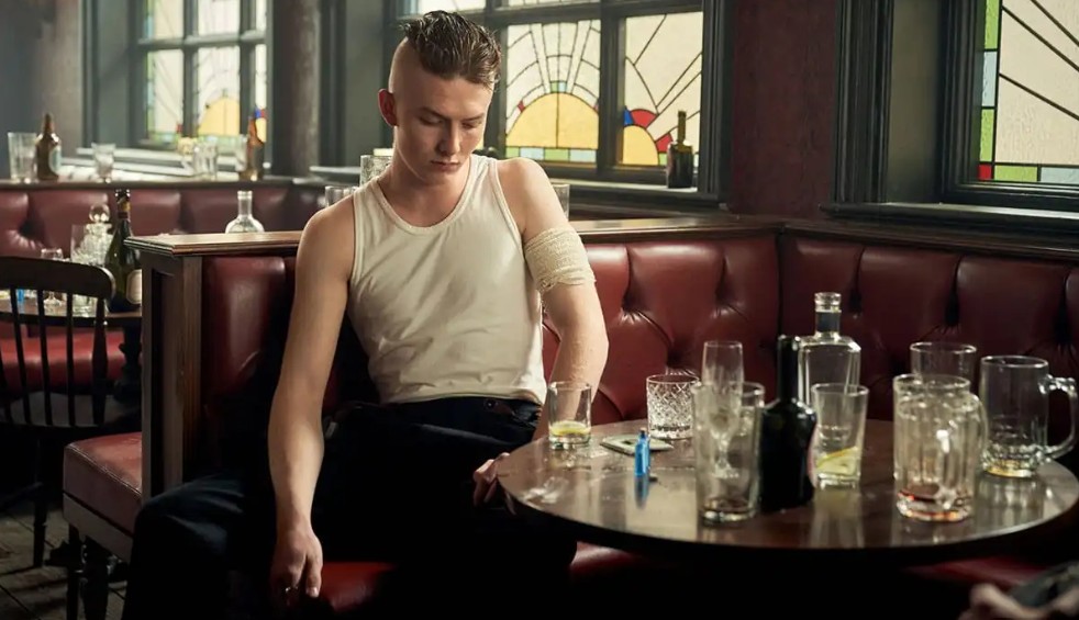 Harry Kirton mar Finn Shelby i Peaky Blinders. Pictiur Robert ViglaskyBBC