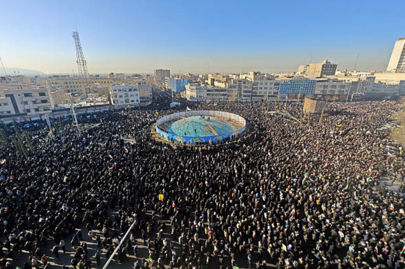 Slua ag tacú leis an rialtas san Iaráin