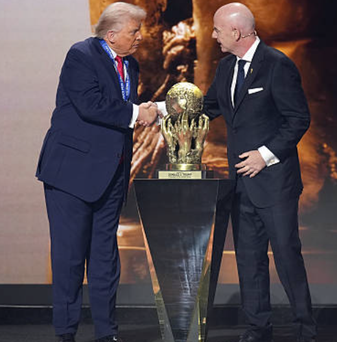 Uachtarán FIFA Gianni Infantino le Donald Trump