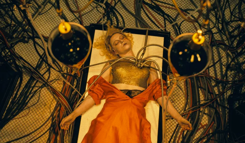 Jessie Buckley mar The Bride. Ach cá bhfuil guth Ida?