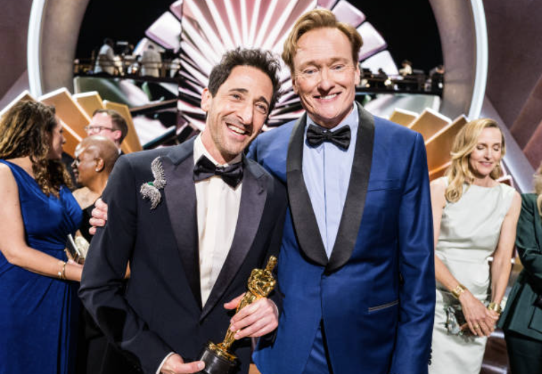 Adrien Brody agus Conan O'Brien ag na Oscars anuraidh