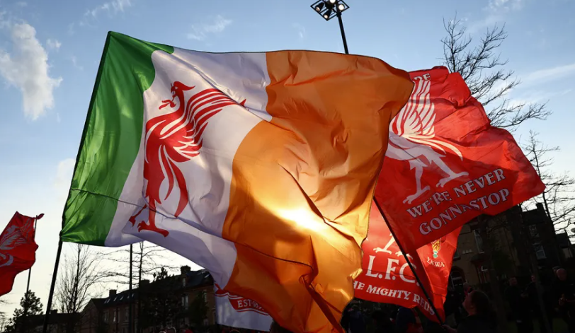 Tá fearg ar go leor lucht leanúna Éireannacha Liverpool agus Manchester United le Grok agus X mar gheall ar na tuairimí.