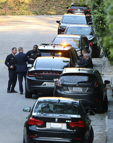 Póilíní ag an teach