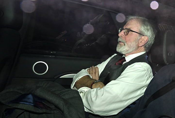 Gerry Adams ag fágáil na cúirte. Pic:  Leon Neal/Getty Images