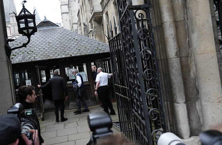 Adams ag na Cúirteanna Breithiúnais Ríoga