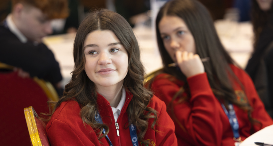 Scoláire ó Gaelcholáiste Cheatharlach ag Muintearas ’26
