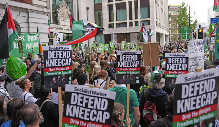 Lucht tacaíochta an bhanna Kneecap Liam Óg Ó hAnnaidh taobh amuigh de Chúirt Ghiúistísí Westminster i mí Eanáir. Pic: Ben Whitley/PA Wire