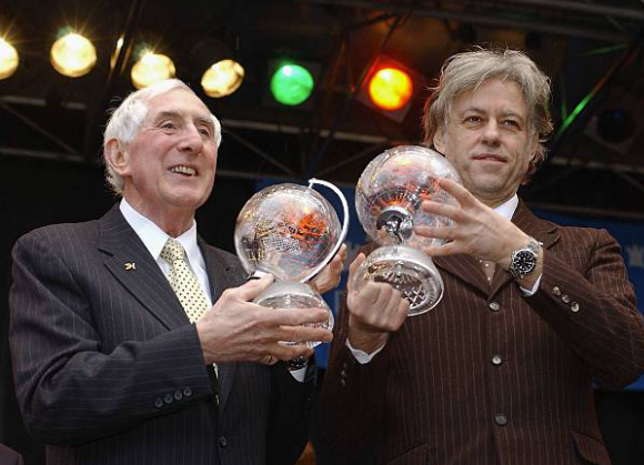 Ronnie Delany ag fáil Saoirse Chathair Bhaile Átha Cliath le Bob Geldof i 2006. Pictiúr: ShowBizIreland/Getty Images