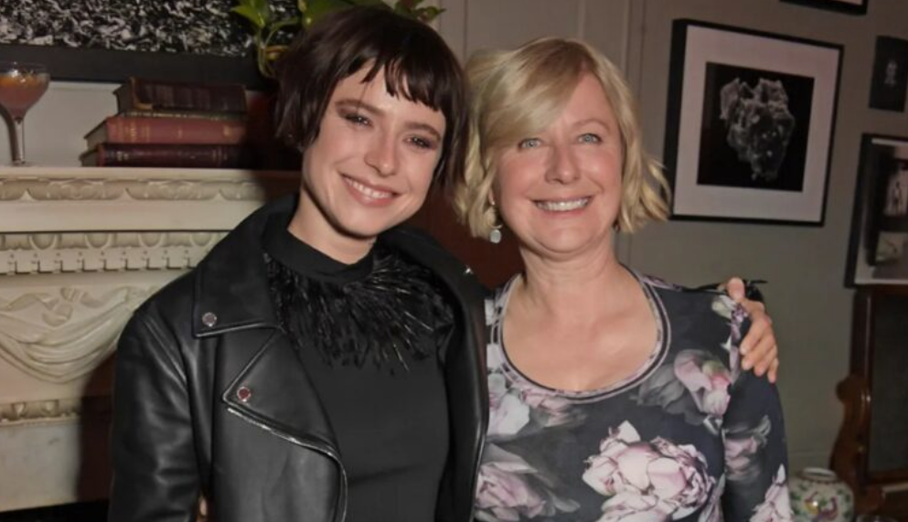 Jessie Buckley lena máthair Marina