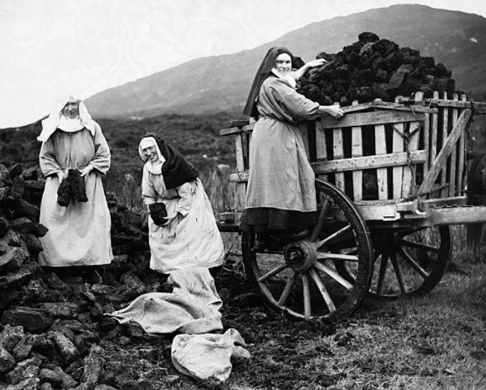 Cuid de na mná rialta Beinidicteacha ag obair ar an bhfeirm tar éis dóibh an caisleán a cheannach agus Mainistir Chaol Mhóir a dhéanamh de