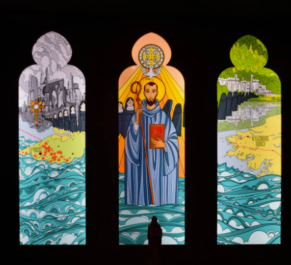 Fuinneog eaglaise ag taispeáint éalú na mban rialta ón mBeilg go Conamara