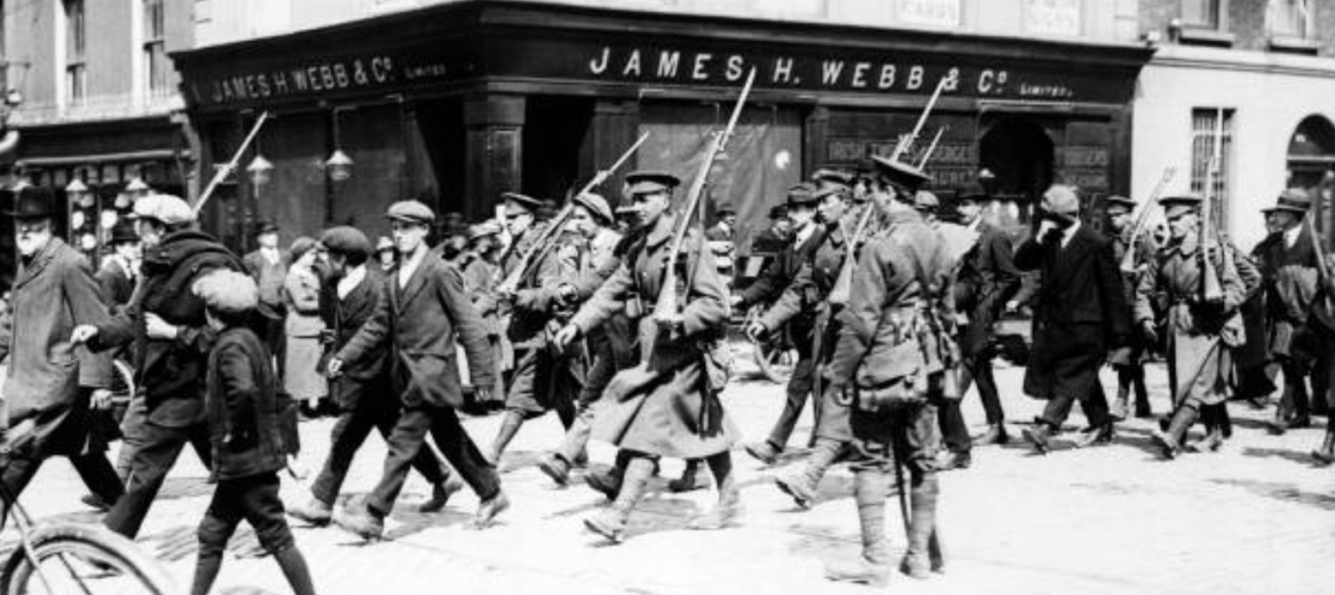 Saighdiúirí Briotanacha ag tabhairt ceannairí Poblachtánacha chun príosúin i ndiaidh an Éirí Amach