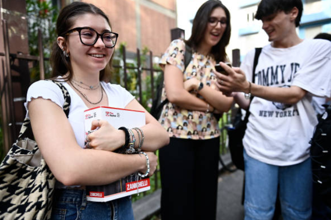 Ní hamháin chun do scileanna labhartha a thástáil atá an scrúdú seo, baineann sé le héisteacht freisin.